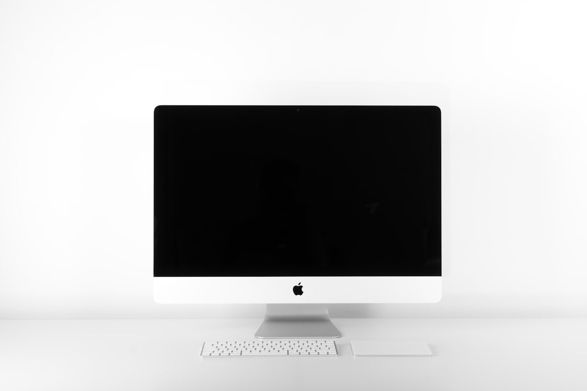 Samsung gaming monitor 4K on desk with RGB lighting – best gaming monitors Jordan 2026