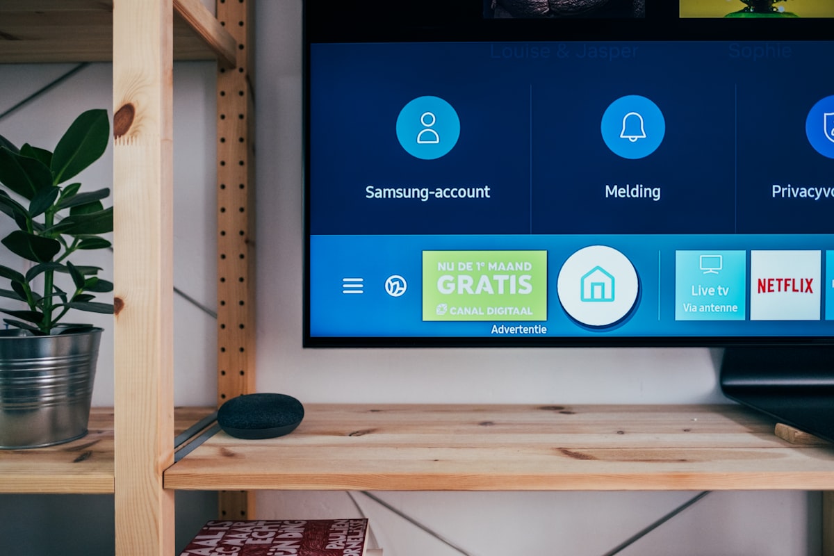 Modern 4K smart TV in living room – best smart TVs Jordan 2026