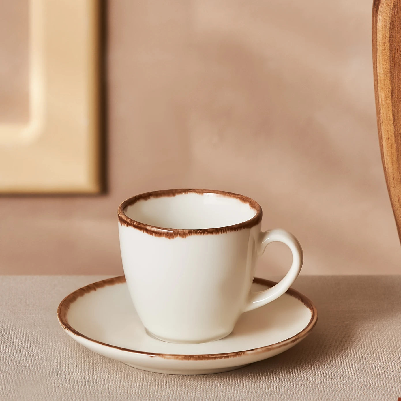 فنجان قهوة كاراجا ليفي كريمي أنيق