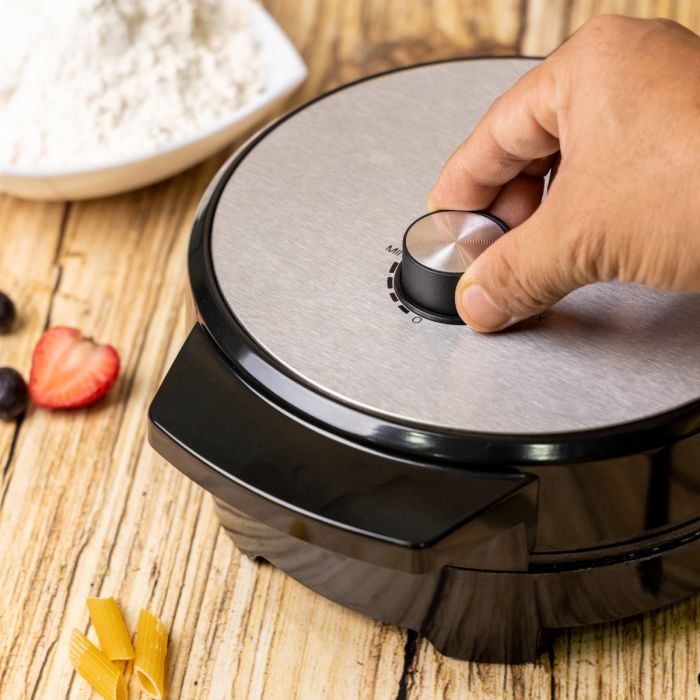 GEEPAS 1000W Nonstick Waffle Maker