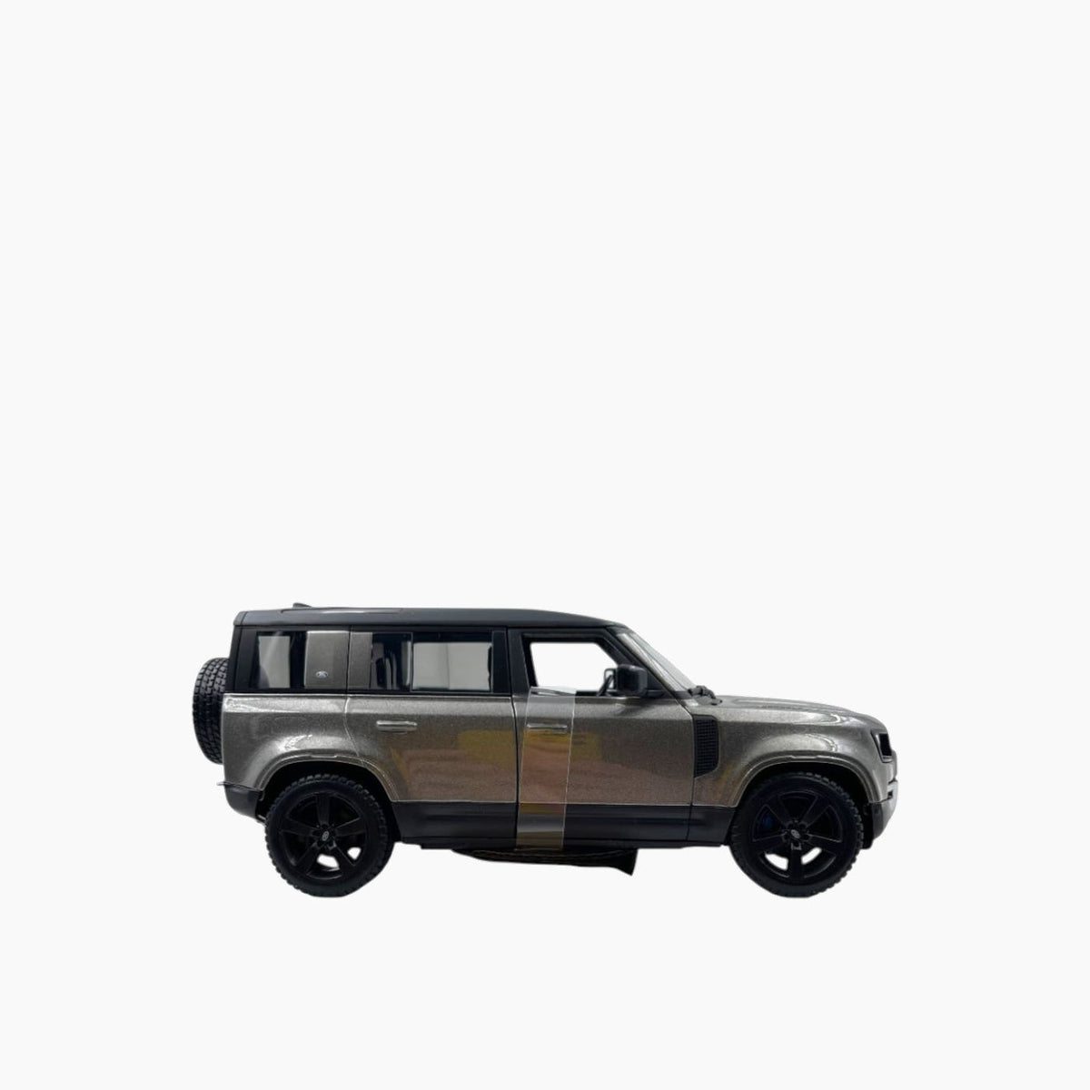 Maisto Land Rover Defender 2022 Die-Cast Model Car – 1:25 Scale