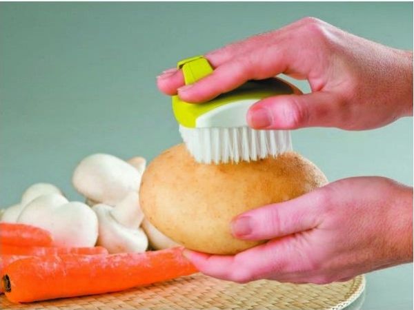 فرشاة تنظيف الخضار 6×8 سم من Ibili عملية ومتينة