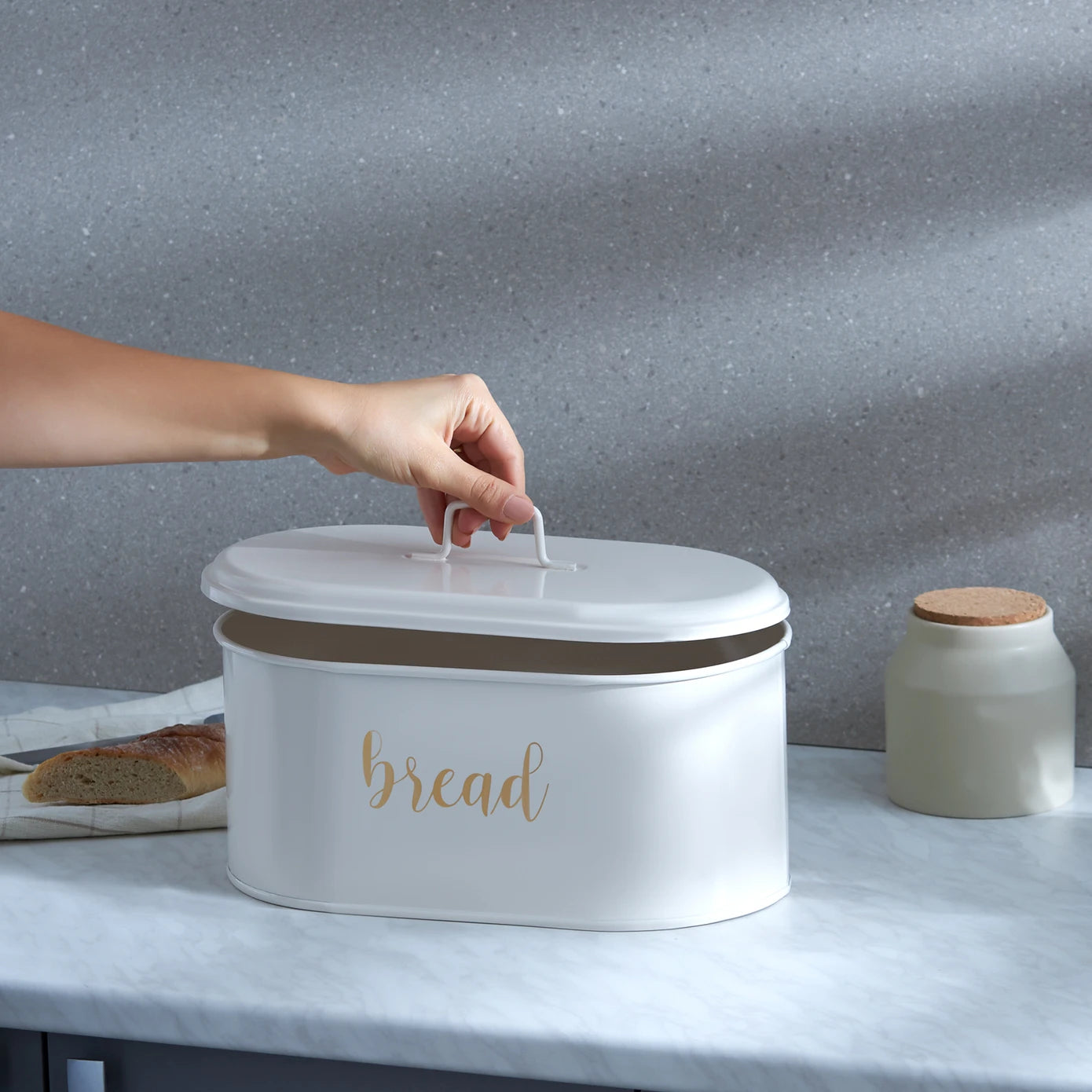 كاراجا مونرو حافظة خبز كريمية – تصميم أنيق وعصري
