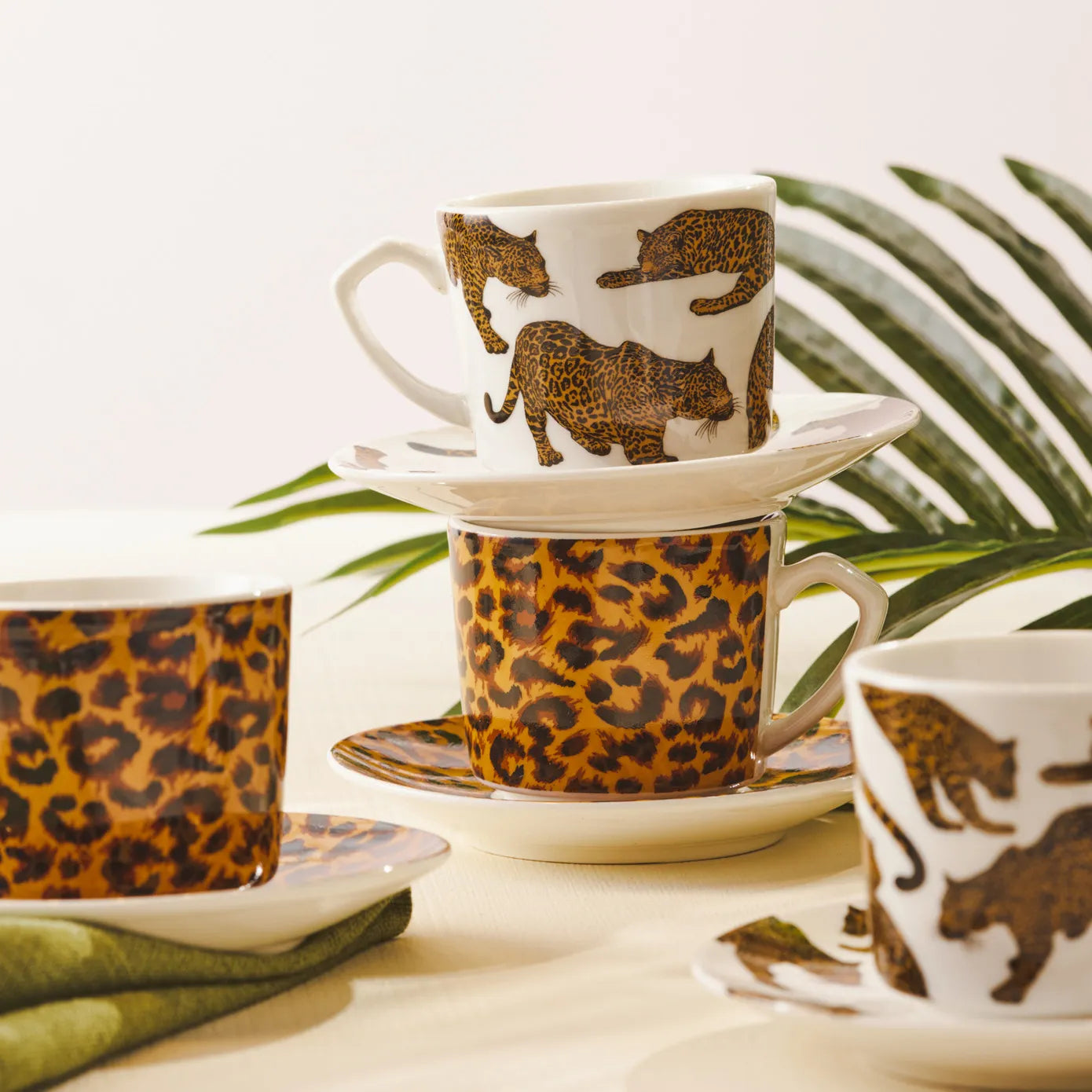 طقم قهوة كاراجا مادونا ٤ أشخاص – لون بني أنيق