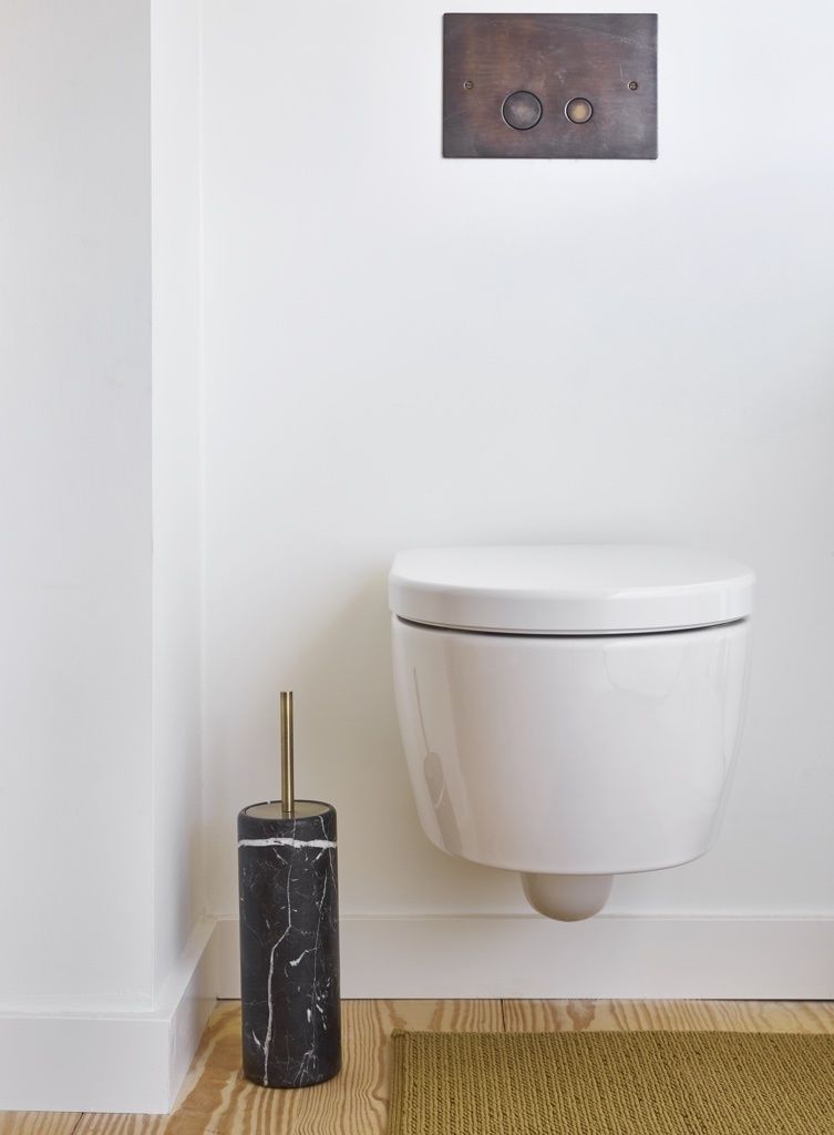 فرشاة تنظيف حمام من Aquanova Nero – أسود متين وعصري