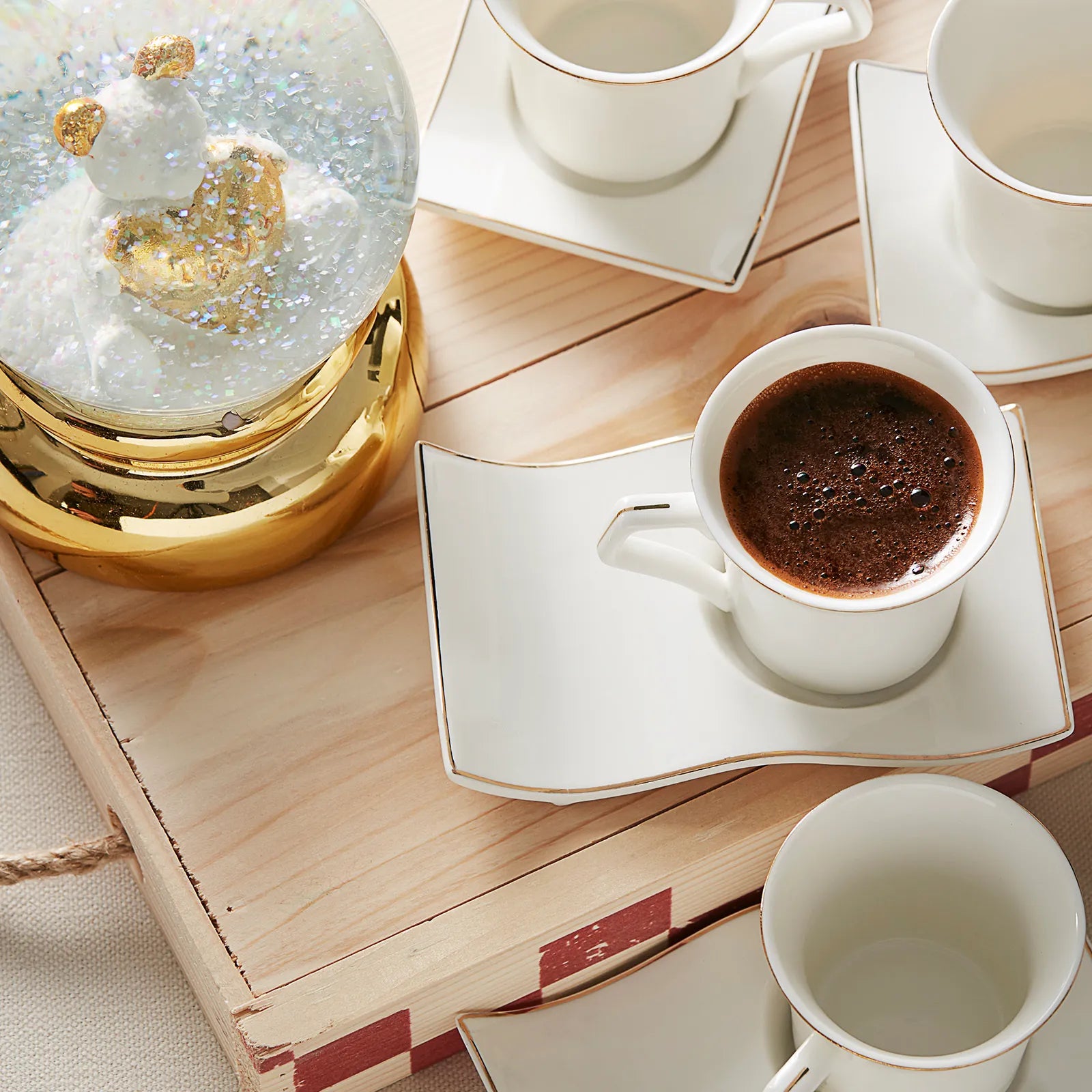 طقم قهوة كاراجا لورا بورسلان 12 قطعة ذهبي أبيض فاخر
