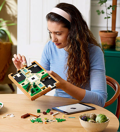 LEGO® Fountain Garden 10359 - حديقة نافورة 1302 قطعة