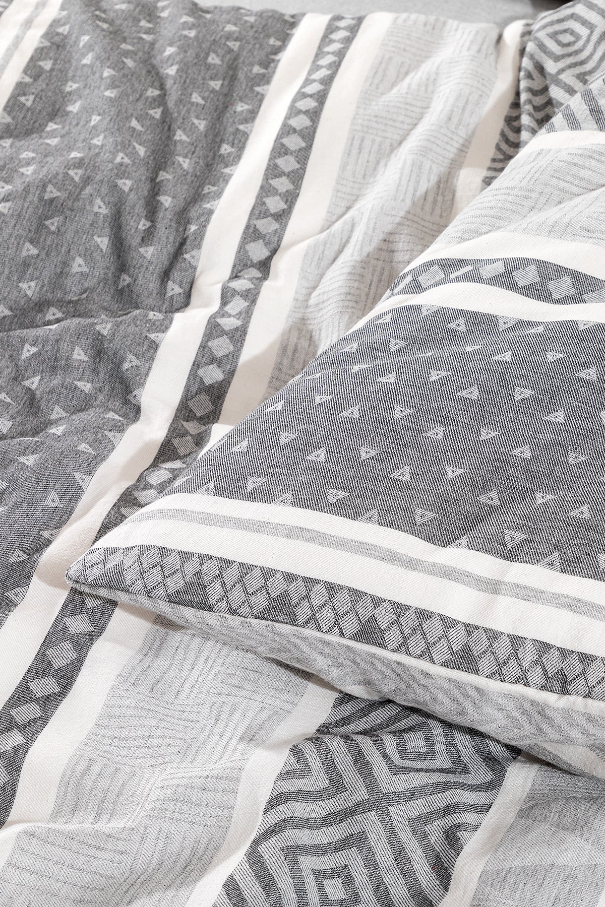 Semnoz Double Size Jacquard Duvet Cover Set - Madame Coco JO