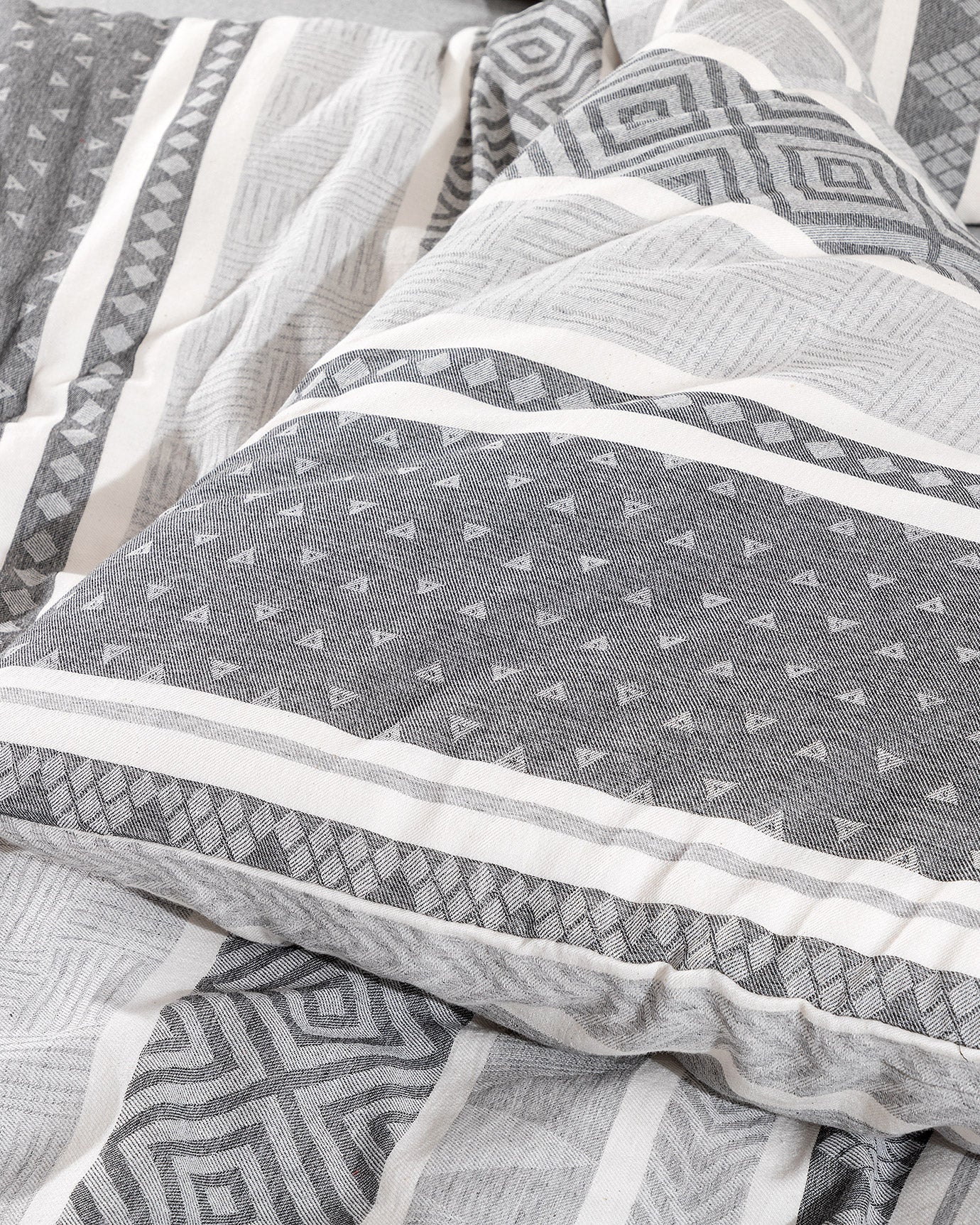 Semnoz King Size Jacquard Duvet Cover Set - Madame Coco JO