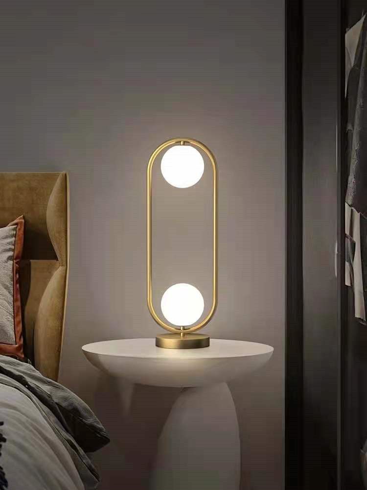 مصباح طاولة مزدوج أبيض ARMN Regency لإضاءة عصرية أنيقة