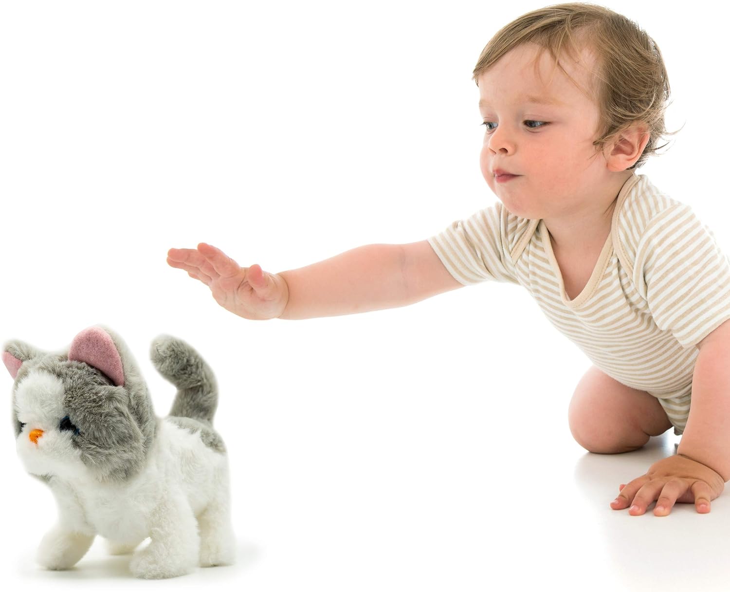 استمتع بدمية Pugs At Play Sasha Walking Cat ST-PAP08، قطة تفاعلية تمشي وتصدر أصوات ممتعة، مثالية للأطفال ولجمع الدمى التفاعلية.