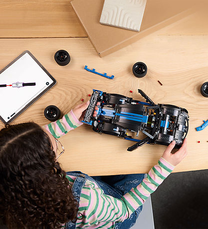 LEGO Technic Porsche GT4 e-Performance – 834 pcs