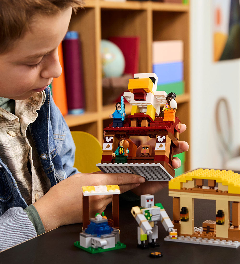 LEGO Minecraft Village Attack 21273 – 555 pcs
