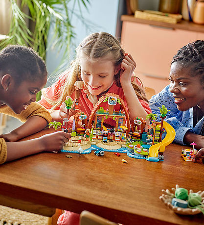 LEGO® Friends - Family Vacation Beach Resort 42673