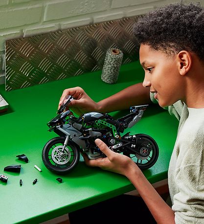 LEGO® Technic - Kawasaki Ninja H2R 42170 - 643 Pieces