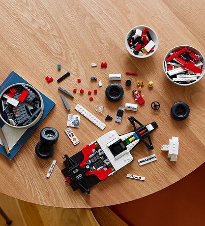 LEGO® McLaren MP4/4 & Ayrton Senna – F1 Racing Legend