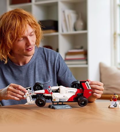 LEGO® McLaren MP4/4 & Ayrton Senna – F1 Racing Legend
